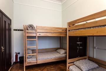 Кровать в общем 8-местном номере для мужчин и женщин в  Centrum Hostel